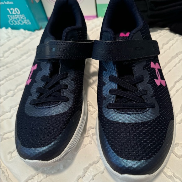 Girl’s Under Armour Shoes NEW - Picture 2 of 4